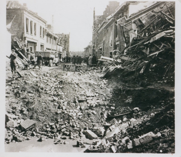 Stadscentrum Zevenaar na de explosie in de nacht van 3 april 1945.
