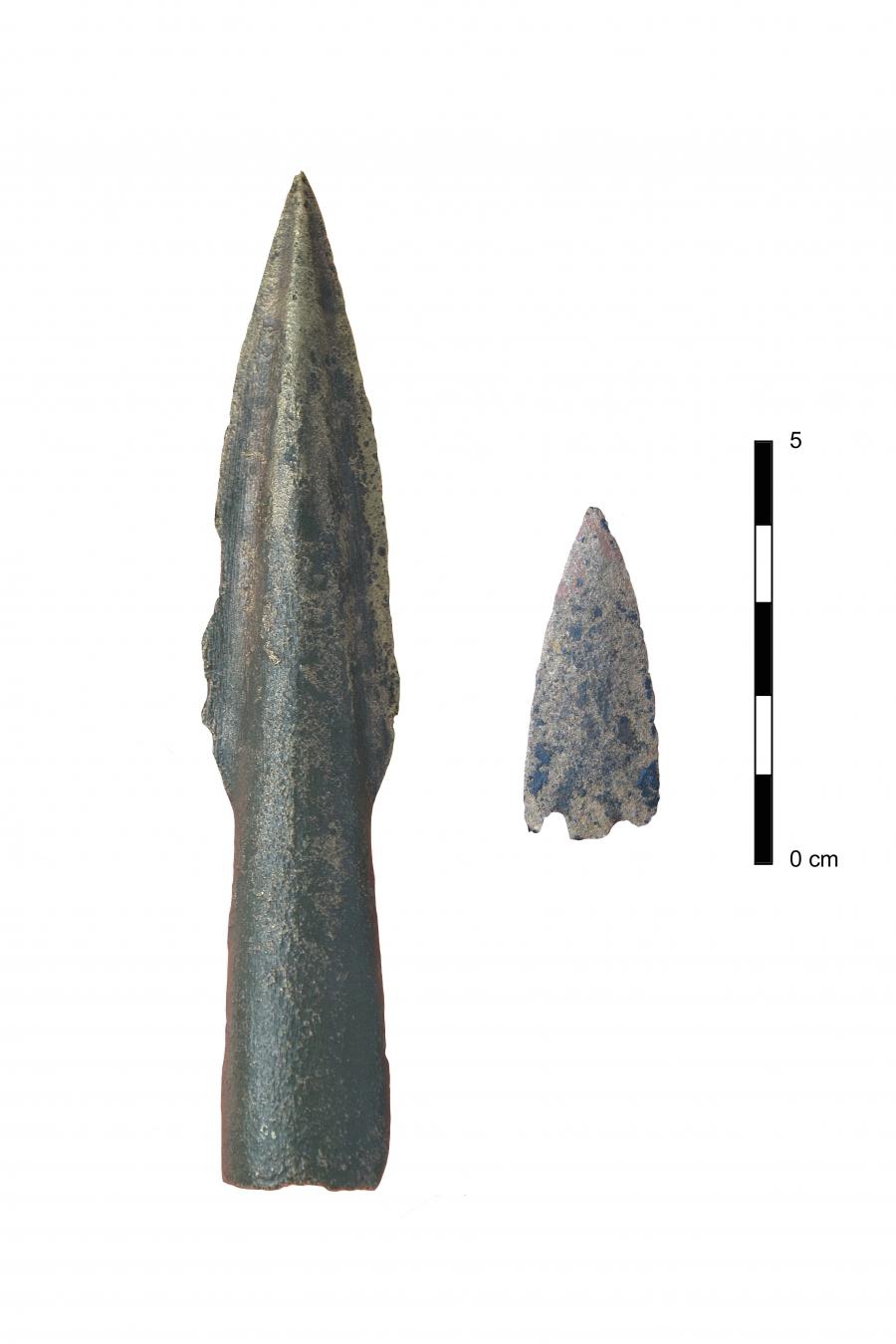 Bronzen speerpunt en bronzen pijlpunt, beide naar boven gekomen bij de zandwinning in de Loowaard, gemeente Duiven.