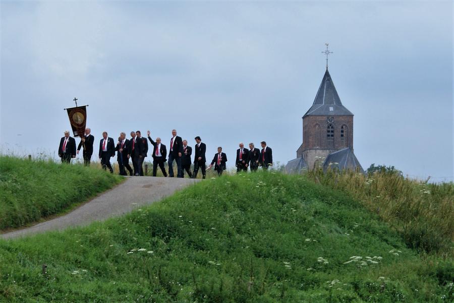 Processie schutterij St Anna te Oud-Zevenaar