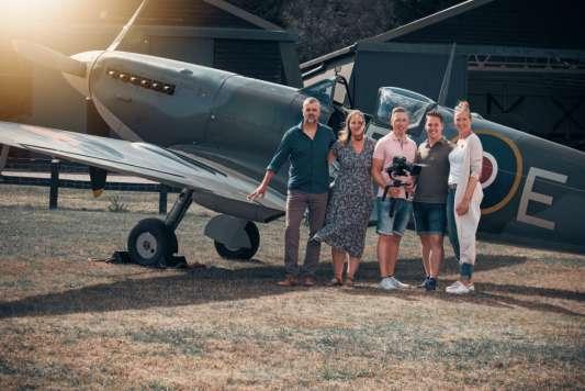 Filmmakers staan voor een spitfire vliegtuig