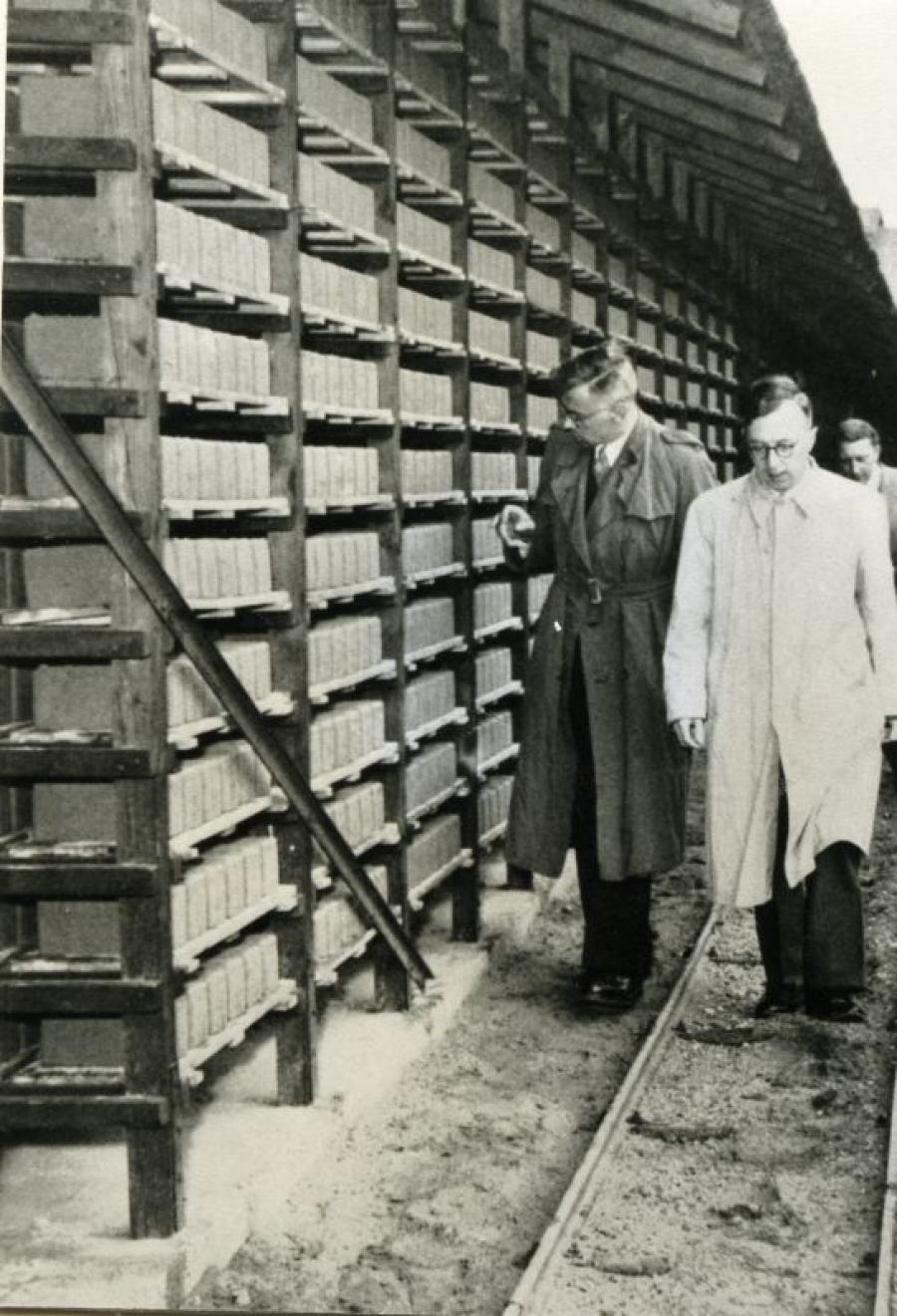 Mannen lopen langs de drogende stenen