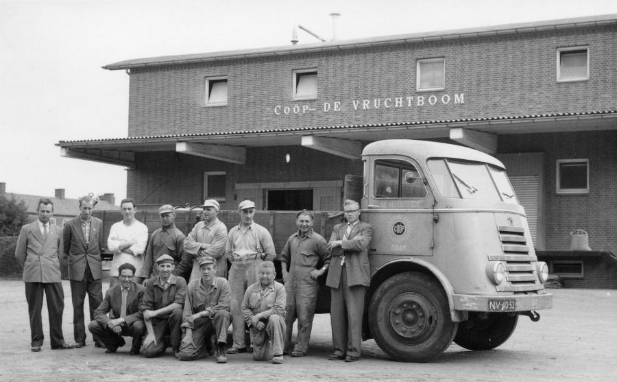 Mannen voor vrachtwagen voor de zuivelfabriek 