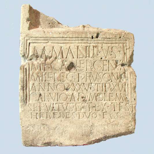 Grafsteen van de Romeinse legioensoldaat  Marcus Mallius, in 1938 opgebaggerd uit de Bijland bij Herwen. Op de grafsteen staat dat hij is begraven te &quot;Carvio ad molem&quot;, d.w.z. te Herwen bij de dam (van Drusus). 