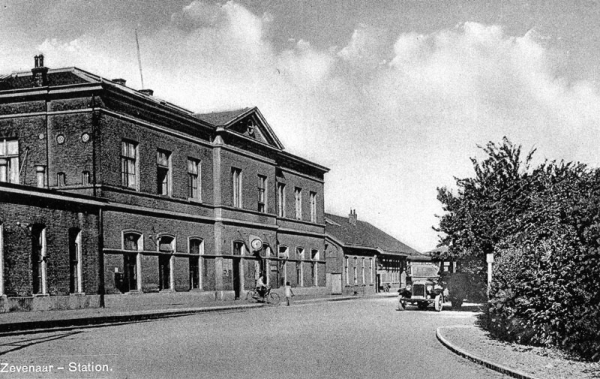 Voorzijde van het oude Stationsgebouw te Zevenaar, jaren `30. Zevenaar was een belangrijk grensstation met aparte stations voor de GOLS (Geldersch-Overijsselsche Locale Spoorweg) en de Rhijnspoorweg. Het station van de GOLS werd in 1918 gesloten en het station van de Rhijnspoorweg werd het hoofdstation dat begin zestiger jaren werd vervangen door het huidige station. Dit was een groot station met twee wachtkamers, een stationsrestauratie, kantoren en drie dienstwoningen.