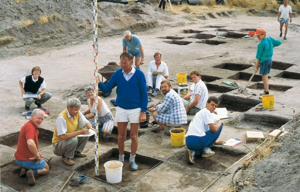 Opgraving van een vuursteenvindplaats in 1990 door de AWN (amateurarcheologen) in Lengel. Om de verspreiding van de stukjes vuursteen in beeld te brengen wordt er opgegraven volgens een schaakbordpatroon.