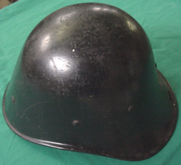 Helm B.S. Zwart van kleur. Nederlands model 1940