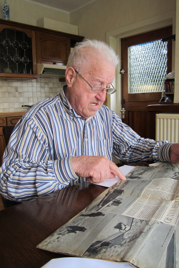 Willie wijst een foto aan in een artikel uit de Gelderlander van 1940 over blokken ijs in de winter van 1940. 