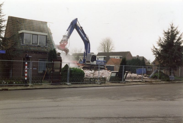 Foto van huizen aan de Zuiderlaan (hoek Panovenweg) te Oud-Zevenaar die moesten worden gesloopt voor de aanleg van de Betuwelijn in 1999.