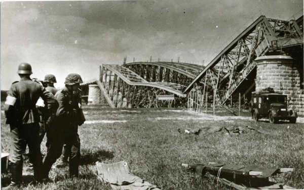 De brug bij Westervoort. De foto is genomen van de zuidzijde in 1940. Links drie Duitse soldaten van het SS Regiment “Der Führer”.