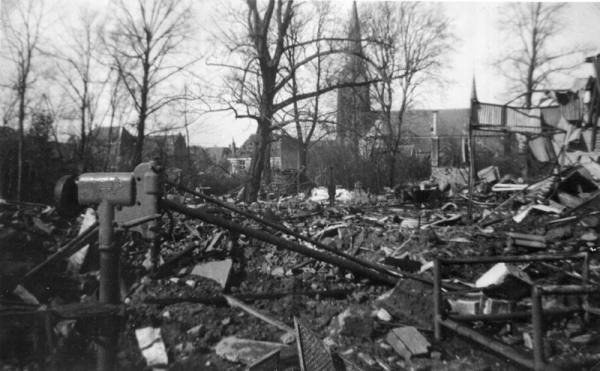 Foto met zicht op de kerk in Zevenaar anno maart 1945.