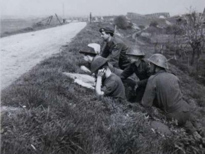 Soldaten in dekking achter een dijk