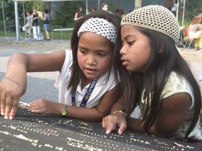 twee meisjes op de Molukse markt in Zevenaar (2004)