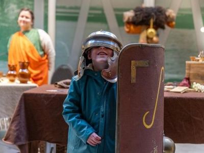 Jongetje met Romeinse helm en schild, Liemers Museum