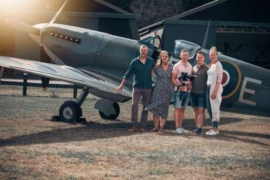 Filmmakers staan voor een spitfire vliegtuig