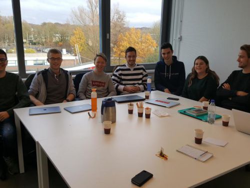 Studenten zitten rond een tafel