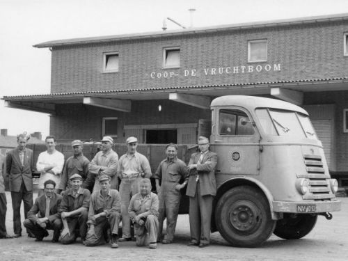 Mannen voor vrachtwagen voor de zuivelfabriek