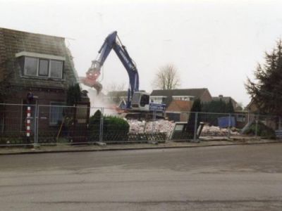 Foto van huizen aan de Zuiderlaan (hoek Panovenweg) te Oud-Zevenaar die moesten worden gesloopt voor de aanleg van de Betuwelijn in 1999.