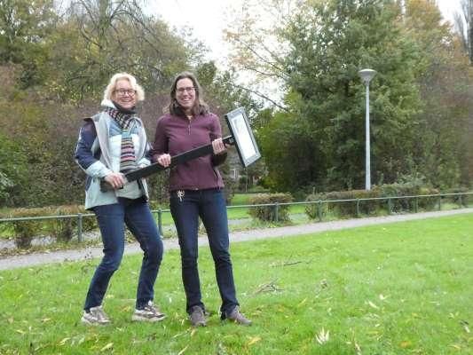 Bestuursleden zo!Diva met oud bordje in het park