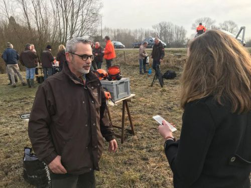 Man wordt geïnterviewd voor de courant