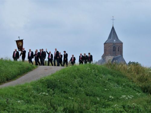 Processie schutterij St Anna te Oud-Zevenaar