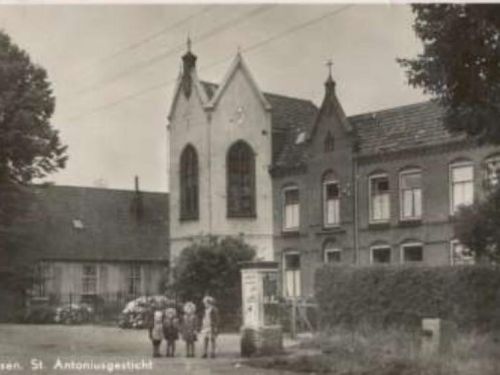 Postkaart uit Groessen met het Antoniusgesticht erop