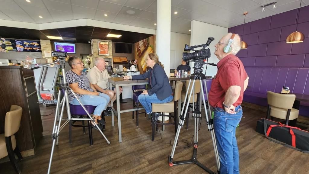 Britta van Gendt interviewt onder toeziend oog van cameraman Rob van Maanen (Foto: Eddy Boss)