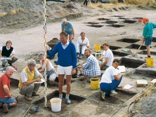 Opgraving van een vuursteenvindplaats in 1990 door de AWN (amateurarcheologen) in Lengel. Om de verspreiding van de stukjes vuursteen in beeld te brengen wordt er opgegraven volgens een schaakbordpatroon.