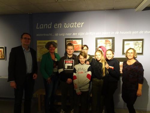 Directeur Ben van den Anker (Candea College) en wethouder Gemma Tiedink met een aantal makers van de kunstwerken en docente Sacha Driessen (Candea College)