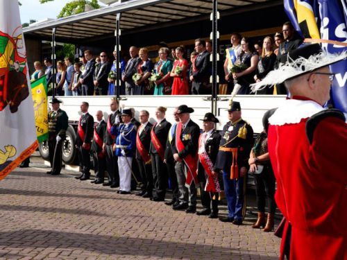 Schutters staan opgesteld voor parade