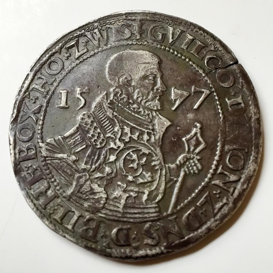 Oude munt met daarop Graaf Willem IV