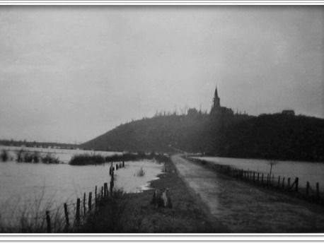 Foto van dijk met hoog water