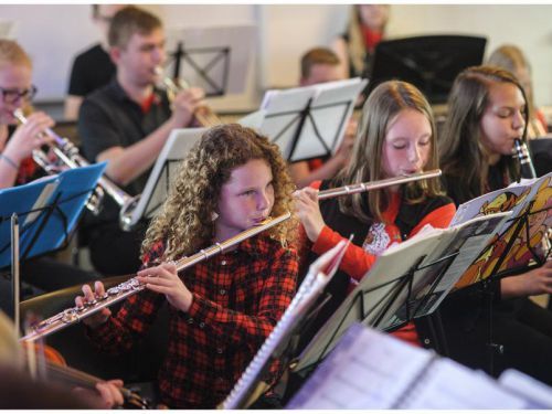 Jongeren maken muziek