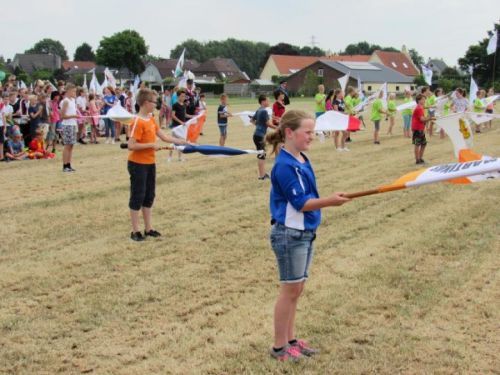 Kinderen staan klaar om te vaandelzwaaien