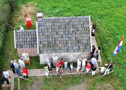 Mensen lopen rond een huisje