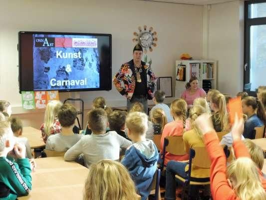 Prins Carnaval op bezoek bij een basisschool