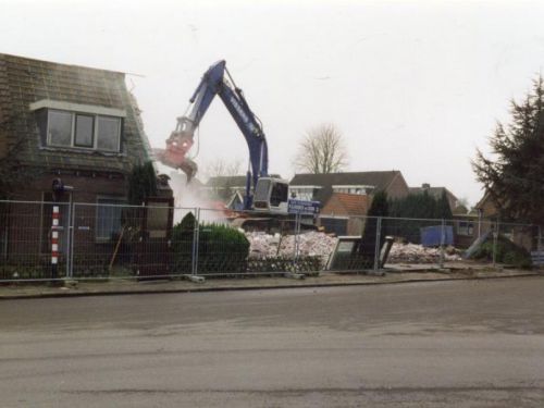 Foto van huizen aan de Zuiderlaan (hoek Panovenweg) te Oud-Zevenaar die moesten worden gesloopt voor de aanleg van de Betuwelijn in 1999.