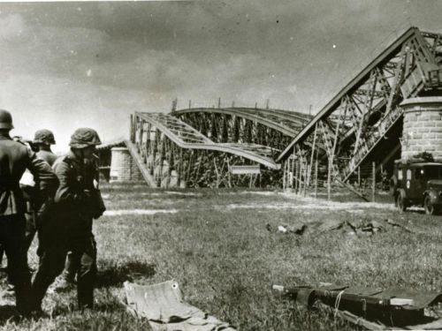 De brug bij Westervoort. De foto is genomen van de zuidzijde in 1940. Links drie Duitse soldaten van het SS Regiment “Der Führer”.