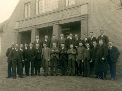 Groepsfoto voor de Rooms Katholieke Land- en Tuinbouwschool van de ABTB (Algemene Boeren en Tuinders Bond) te Didam