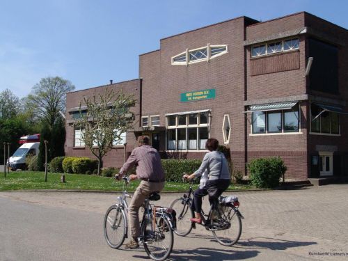 2 personen fietsen langs voormalige Botterfabriek