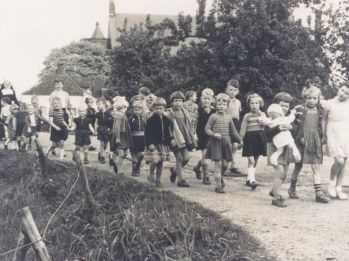 Kleuterklas in de jaren '60 aan het wandelen